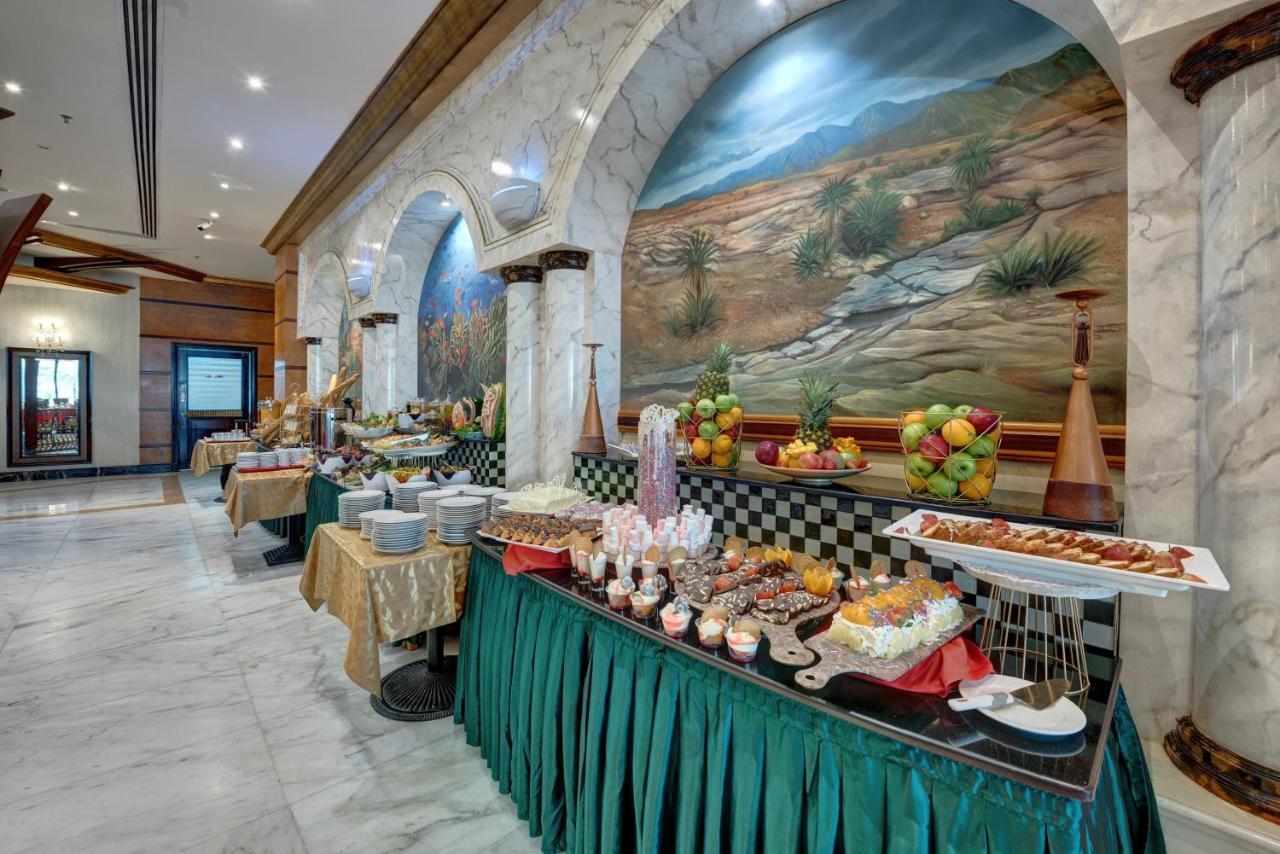 ซาฮารา บีช รีสอร์ต แอนด์ สปา Hotel ชาร์จาห์ ภายนอก รูปภาพ A buffet at a hotel