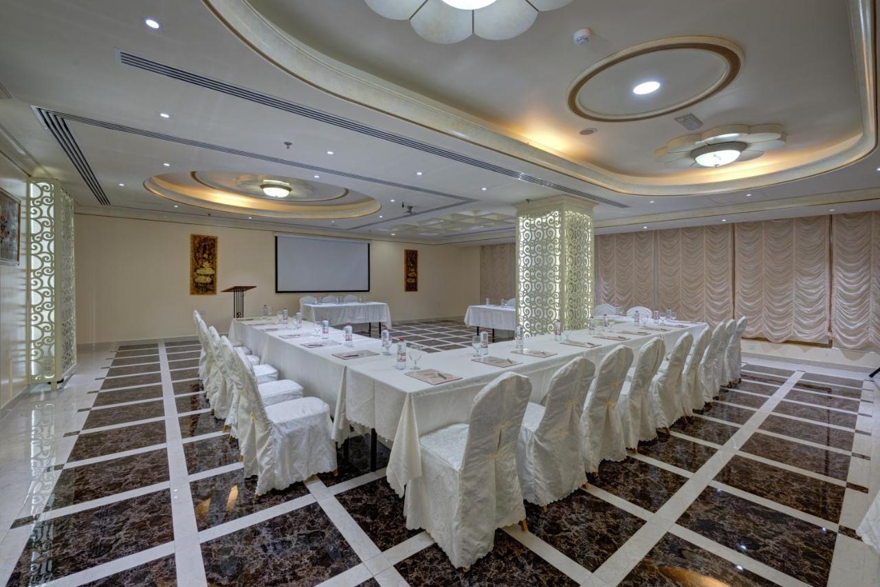 ซาฮารา บีช รีสอร์ต แอนด์ สปา Hotel ชาร์จาห์ ภายนอก รูปภาพ Meeting room at the hotel