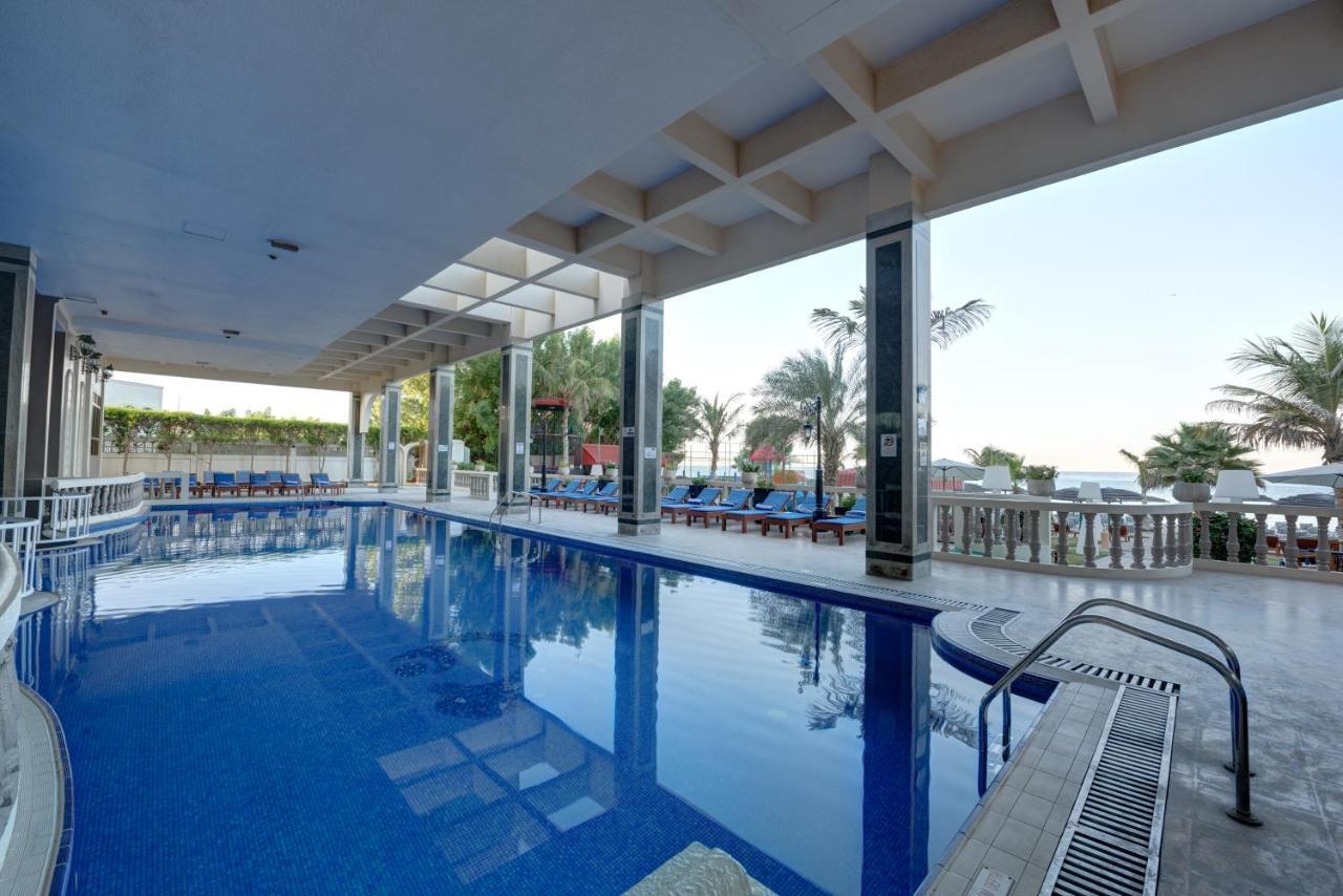 ซาฮารา บีช รีสอร์ต แอนด์ สปา Hotel ชาร์จาห์ ภายนอก รูปภาพ The pool at the hotel